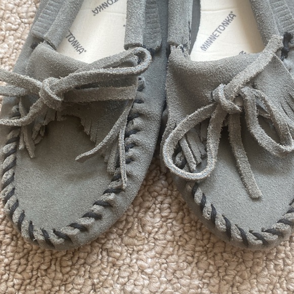 2 Minnetonka Moccasins in Tan and Grey. Suede Soft Sole Kilty Fringe Tie Size 6. - Picture 5 of 15